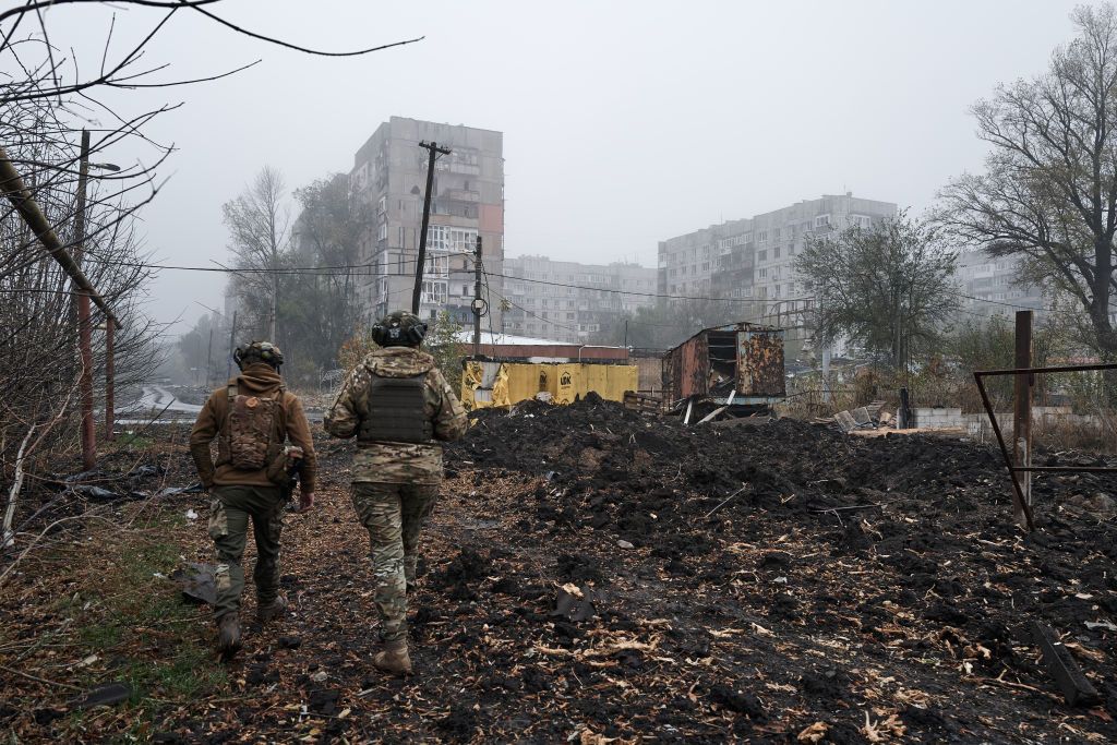 Lính Ukraine ở TP Avdiivka (tỉnh Donetsk, Ukraine) hôm 26-10. Ảnh: GETTY IMAGES