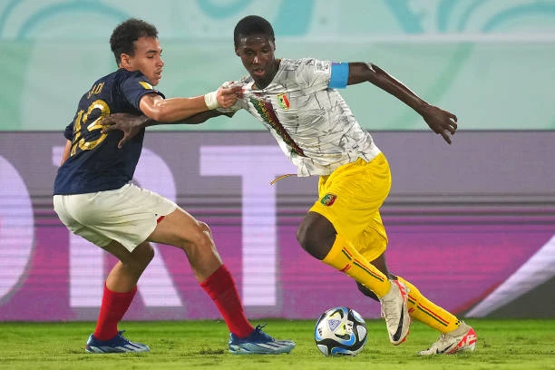 Đội trưởng Ibrahim Diarra có bàn mở điểm cho Mali cuối hiệp 1. Ảnh: Getty
