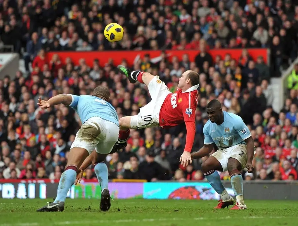 Pha dứt điểm "xe đạp chổng ngược" của Wayne Rooney trong trận derby thành Manchester vào năm 2011 (Ảnh: Getty).