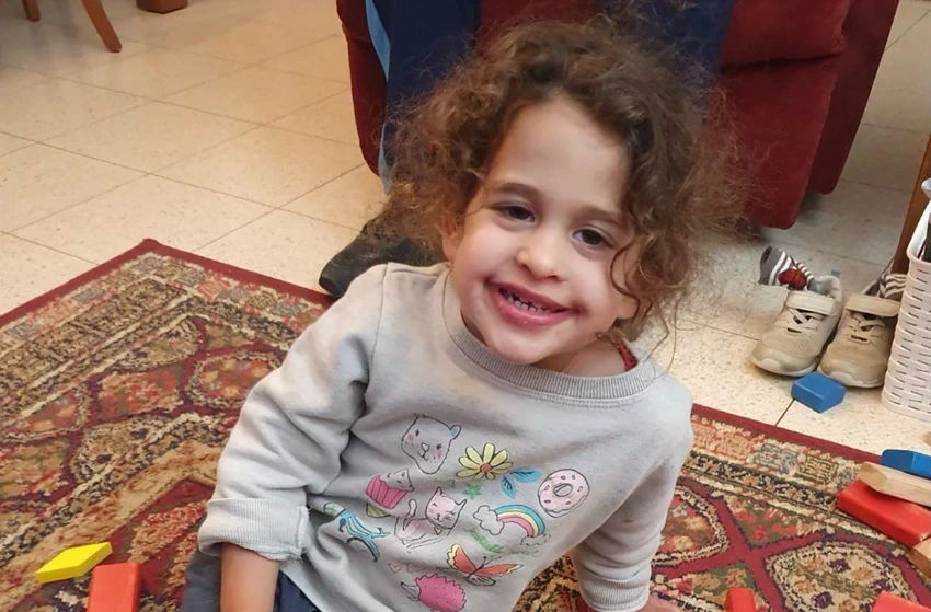 Bé Abigail Edan (4 tuổi), người Mỹ gốc Israel, vừa được Hamas trả tự do ngày 26-11. Ảnh: CNN