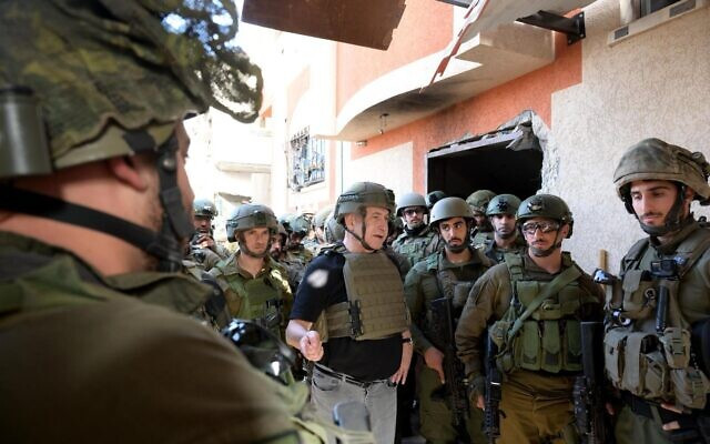 Thủ tướng Israel Benjamin Netanyahu (giữa) nói chuyện với binh lính Israel ở phía bắc Dải Gaza ngày 26-11. Ảnh: THE TIMES OF ISRAEL