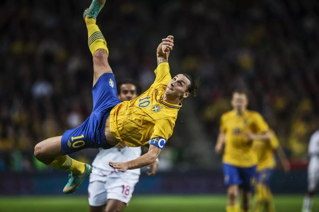 Siêu phẩm "xe đạp chổng ngược" của Zlatan Ibrahimovic trong chiến thắng 4-2 của Thụy Điển trước tuyển Anh vào năm 2012 (Ảnh: PA).