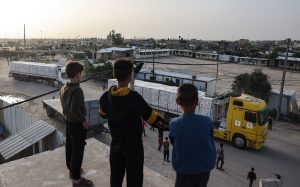 Xe tải chở hàng viện trợ nhân đạo tiến vào Dải Gaza từ cửa khẩu Rafa (giữa Gaza và Ai Cập) hôm 26-11. Ảnh: AFP